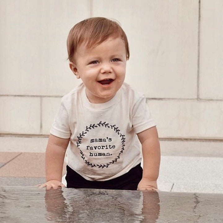 Kids organic t-shirt in cream with wreath "mama's favorite human" front print