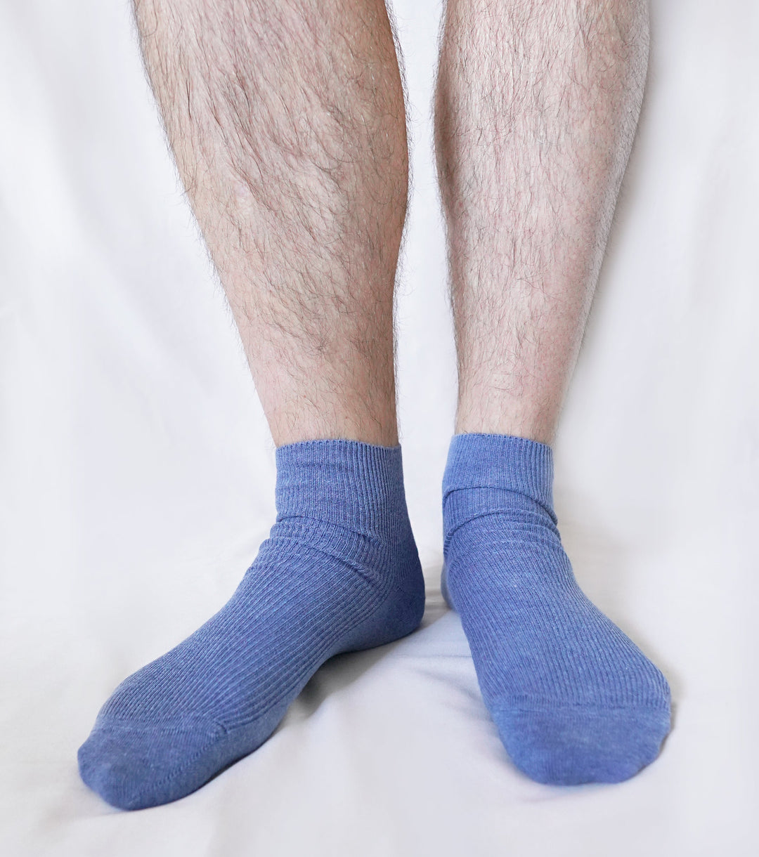 Men’s organic cotton crew socks in blue worn with ribbed cuffs