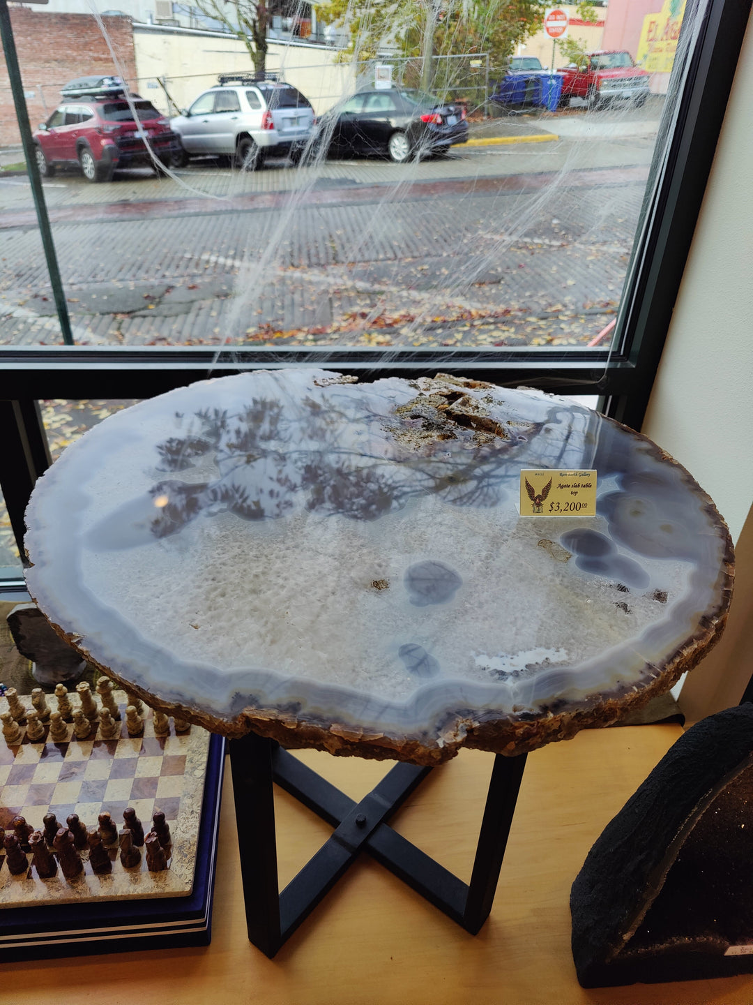 XL agate quartz slab on black metal stand, pale blue-gray veining and dark inclusions