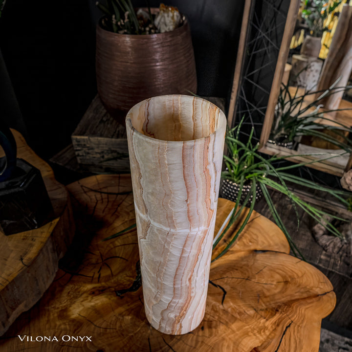 Cylindrical table lamp shade with white onyx veining