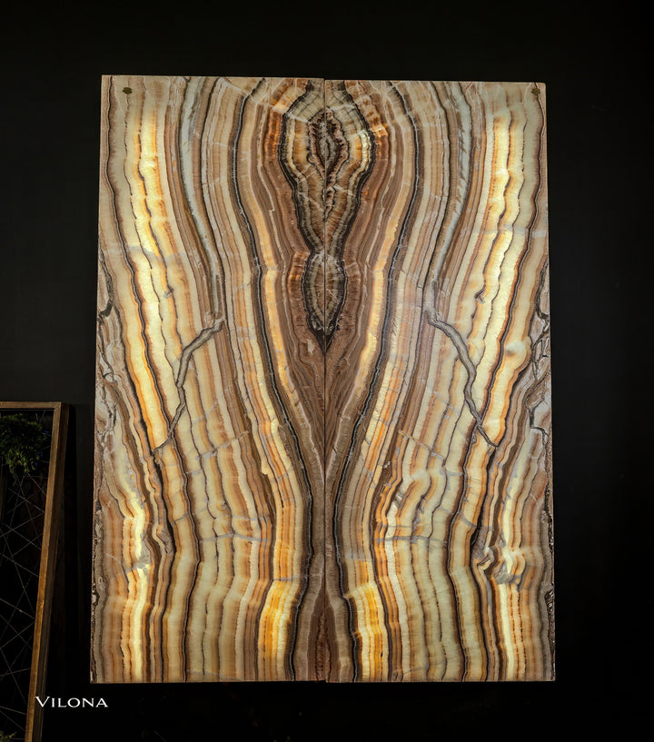 Onyx wall panel close-up with a central dark fissure and surrounding light stripes