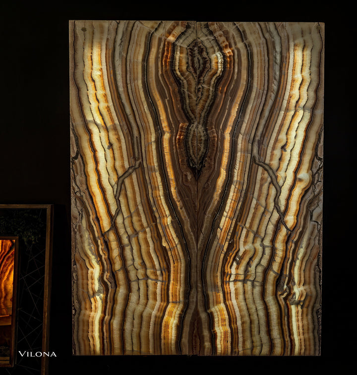 Onyx wall panel with centered dark vein and radiating light gold striations
