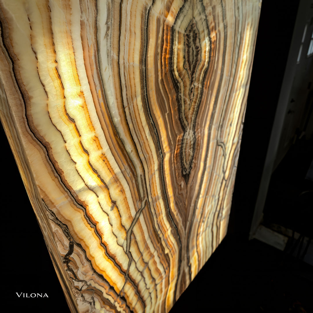 Onyx wall panel angled edge with cream and gold striped veining and dark outlines