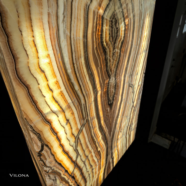 Onyx wall panel angled edge with cream and gold striped veining and dark outlines
