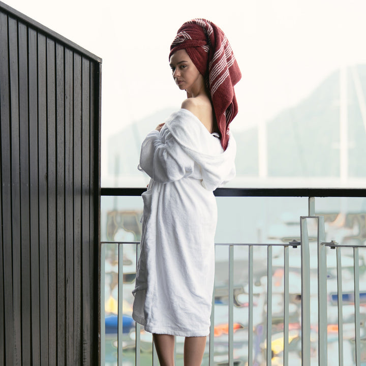 Unisex bathrobe with light fabric and deep red hood, long sleeves and tie belt
